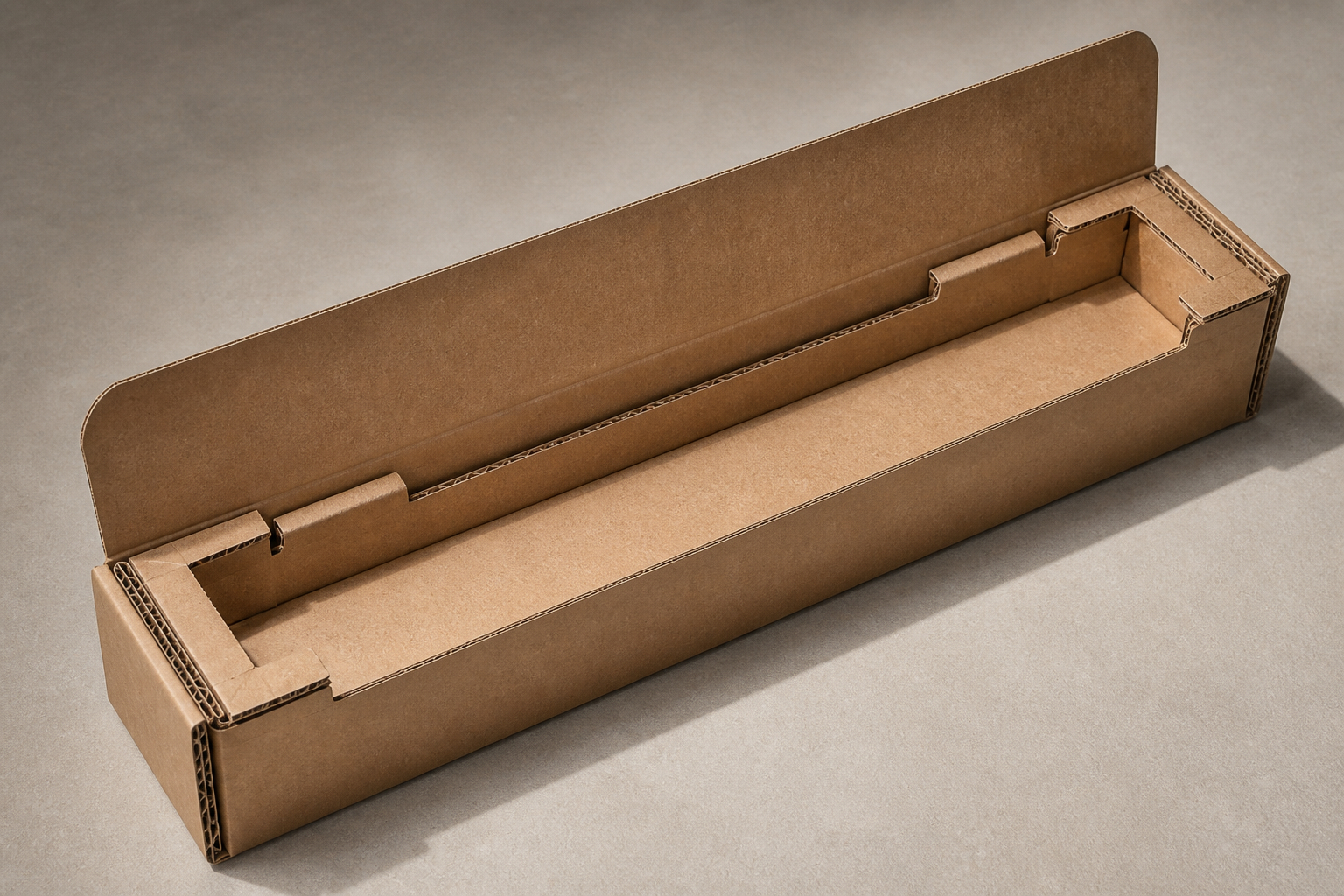Flacher Karton für längliche Produkte mit Kantenschutz