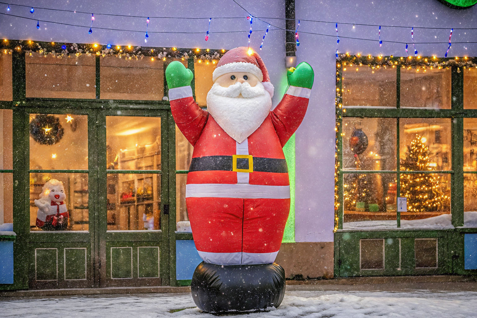 Aufblasbarer Weihnachtsmann als Werbefigur