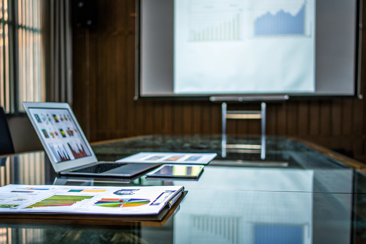 Berater erklären im Meeting die Vorteile der Integration von Print- und Digitalmarketing. Integration von Print- und Digitalmarketing