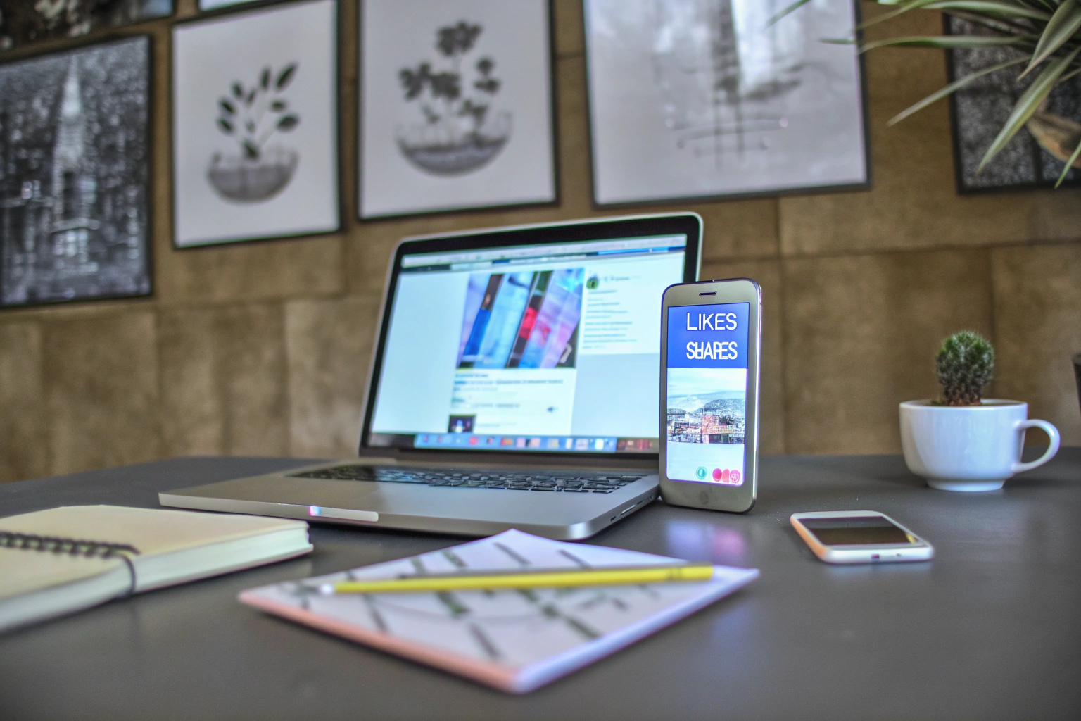Influencer bewirbt Produkt auf Social Media