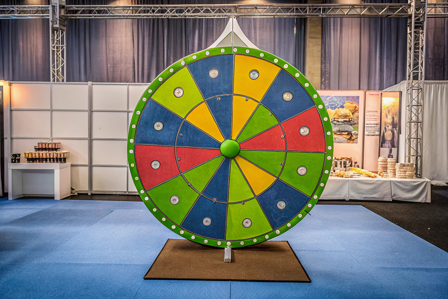 Buntes Glücksrad auf einer Messe