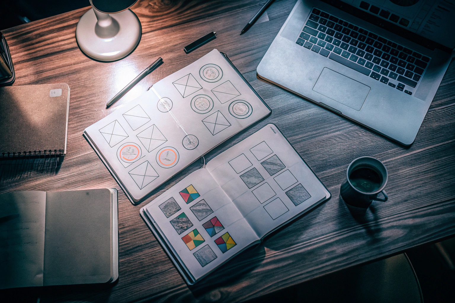 Designer skizziert Corporate Design