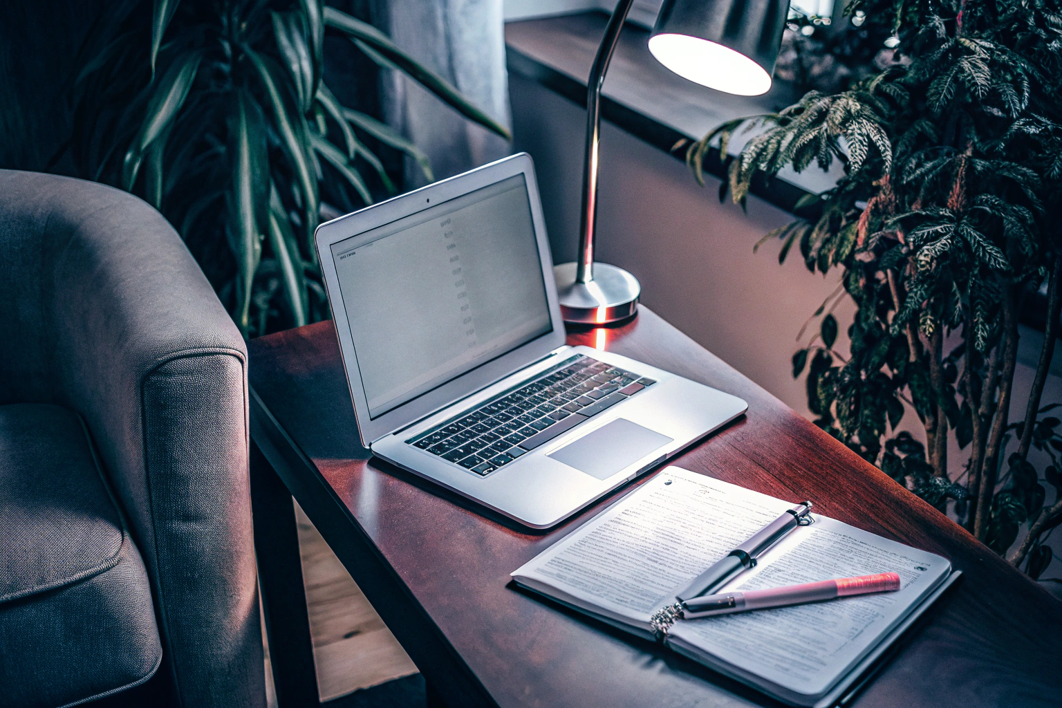 Ein inspirierender Arbeitsplatz eines Bloggers mit Laptop und Notizbuch. Inspirierender Blogger-Arbeitsplatz