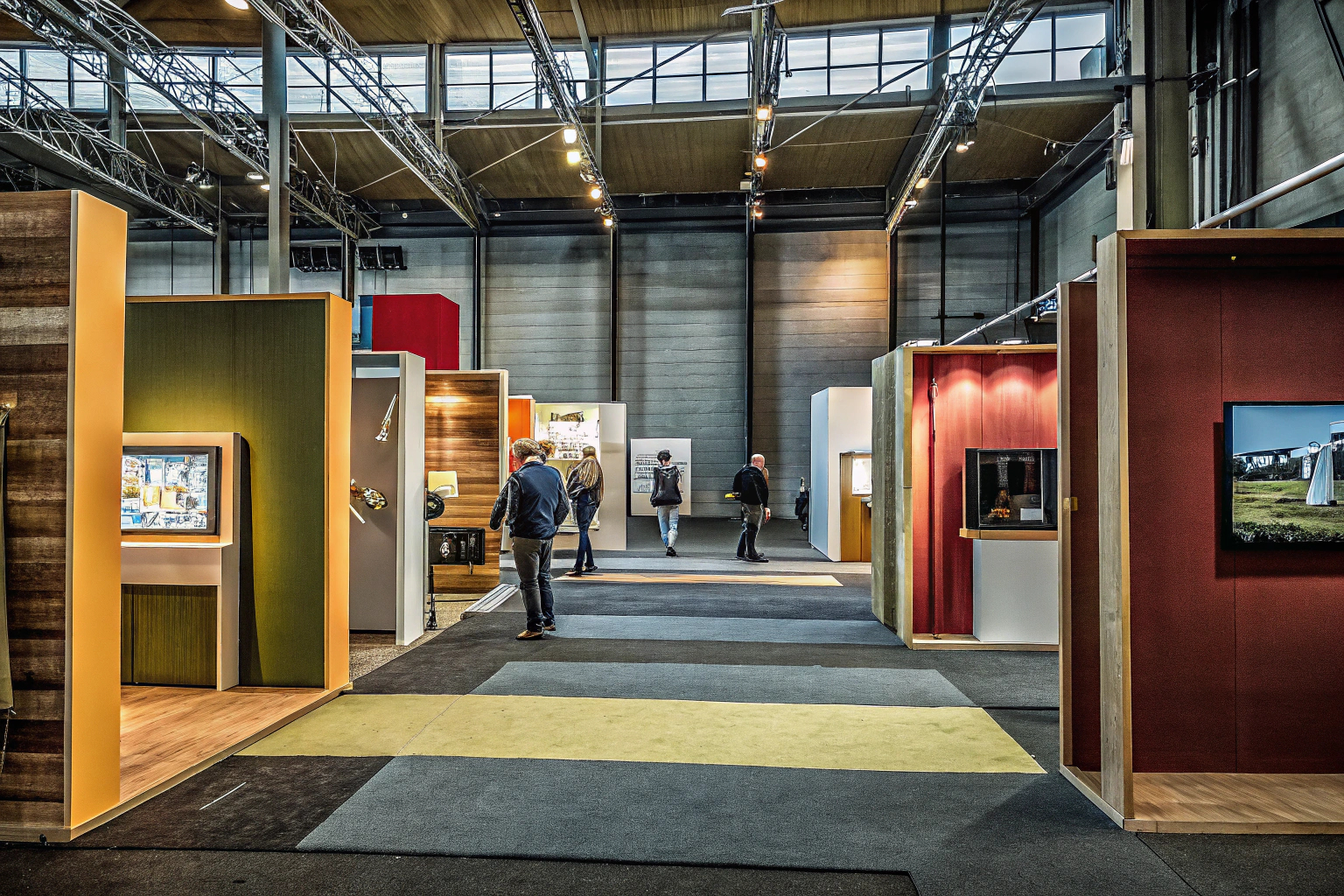 Moderner Messestand mit kreativen Displays