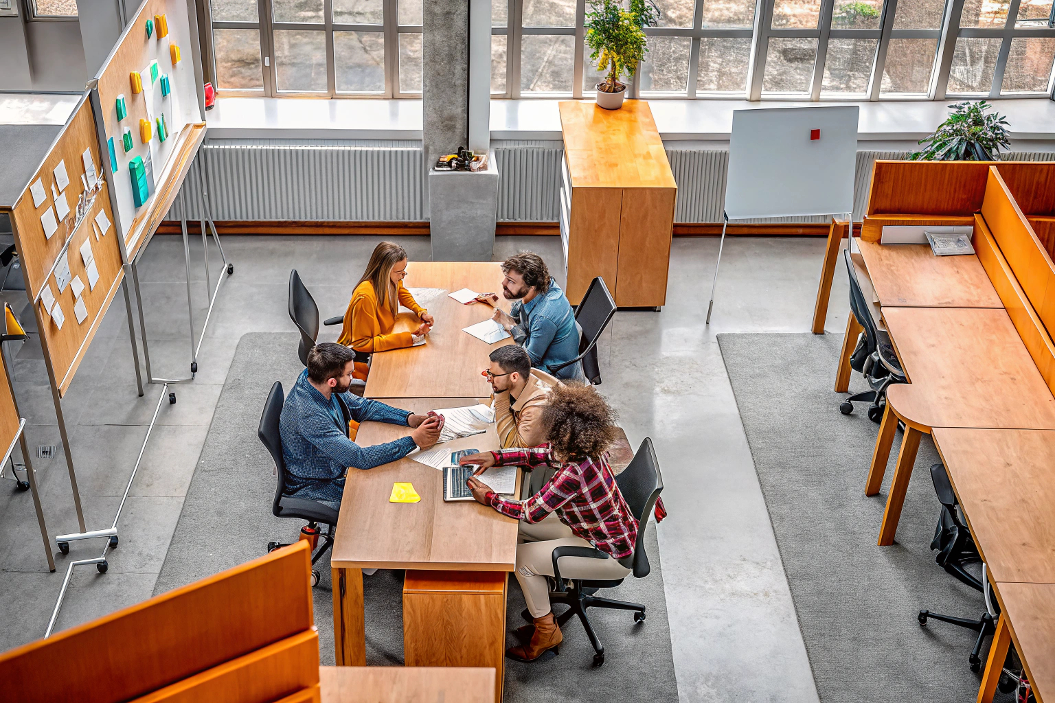 Dynamische Arbeitsatmosphäre im Büro