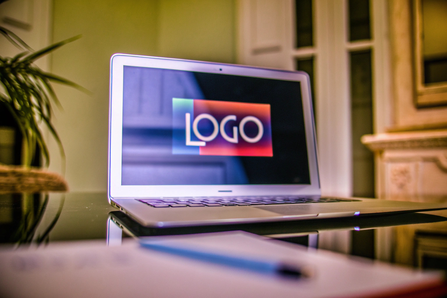 Modernes Logodesign auf Laptop