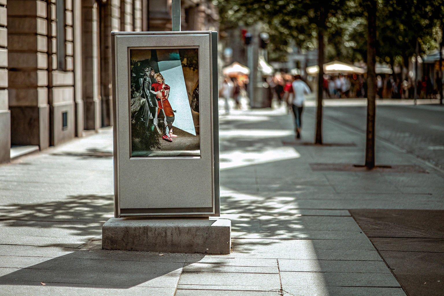 Ein Plakat, das strategisch an einem belebten Ort platziert wurde. Strategisch platziertes Plakat