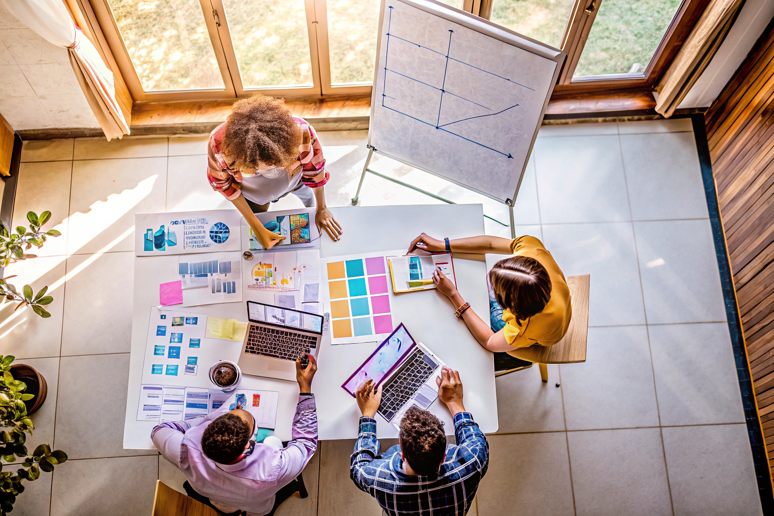 Ein Team, das Kundenfeedback analysiert und diskutiert, um Marketingstrategien zu verbessern. Team analysiert Kundenfeedback