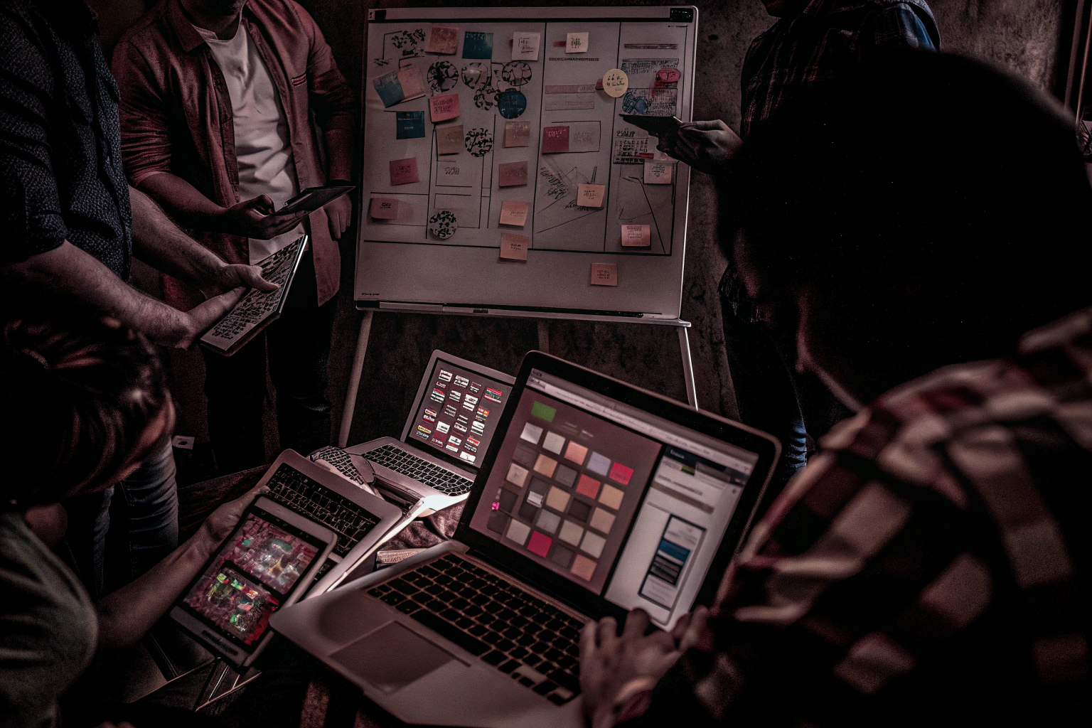 Ein Team von Marketingspezialisten, das an einer E-Mail-Marketing-Strategie arbeitet. Marketing-Team bei der Arbeit