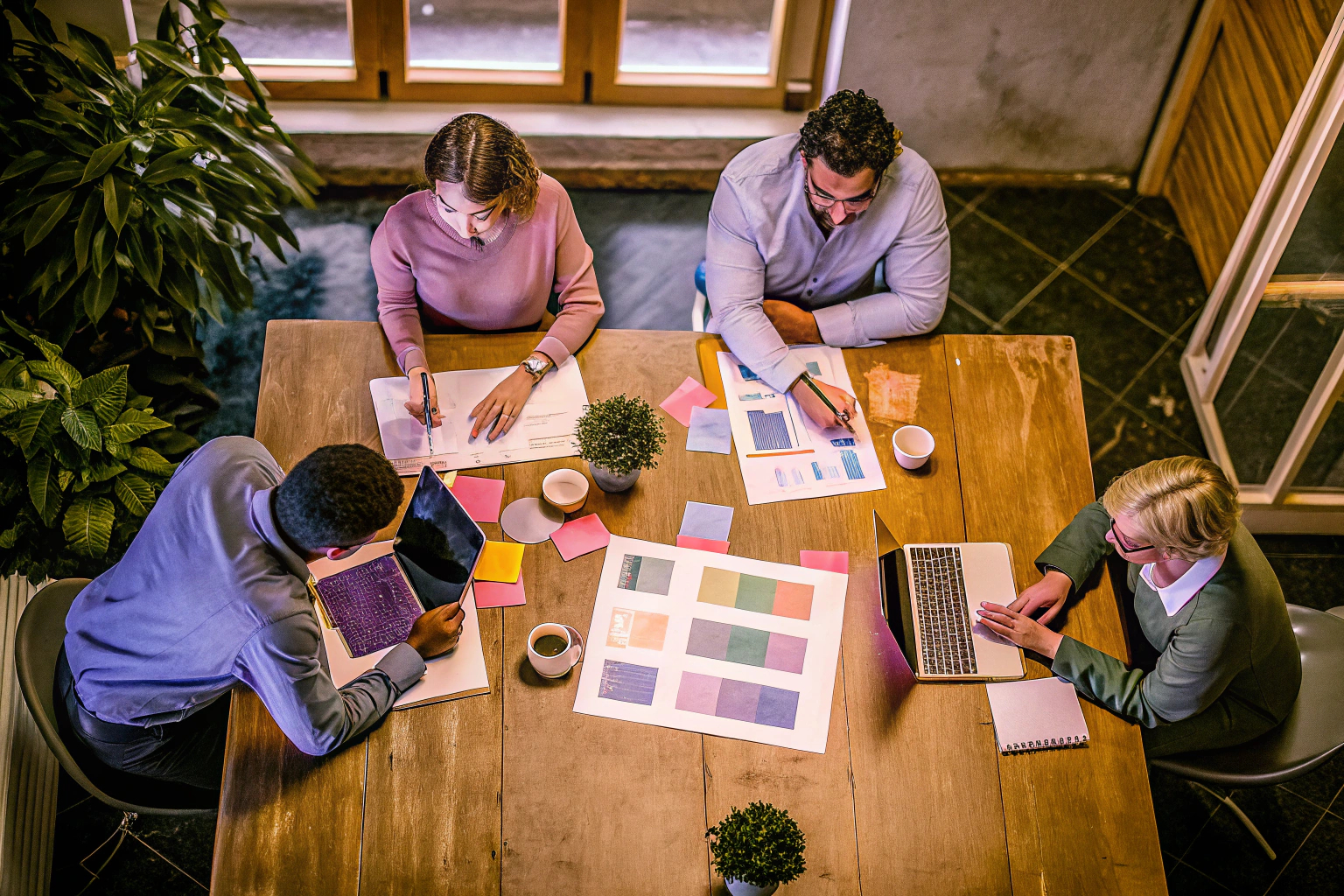 Menschen diskutieren über Community-Building-Strategien