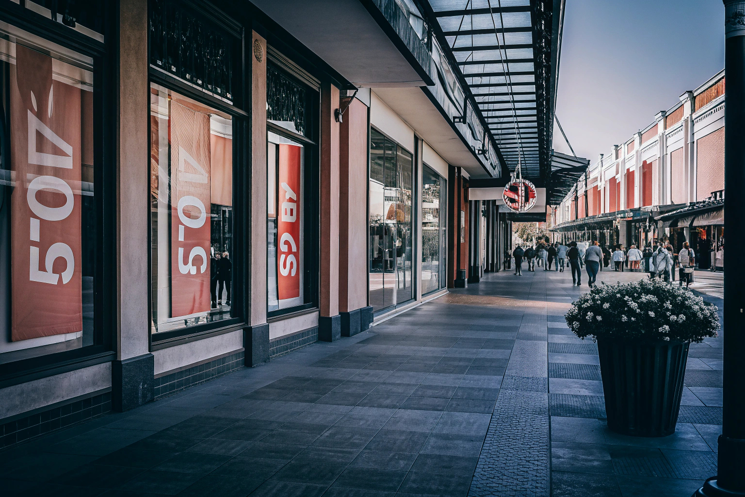 Einkaufsstraße mit Rabattaktionen