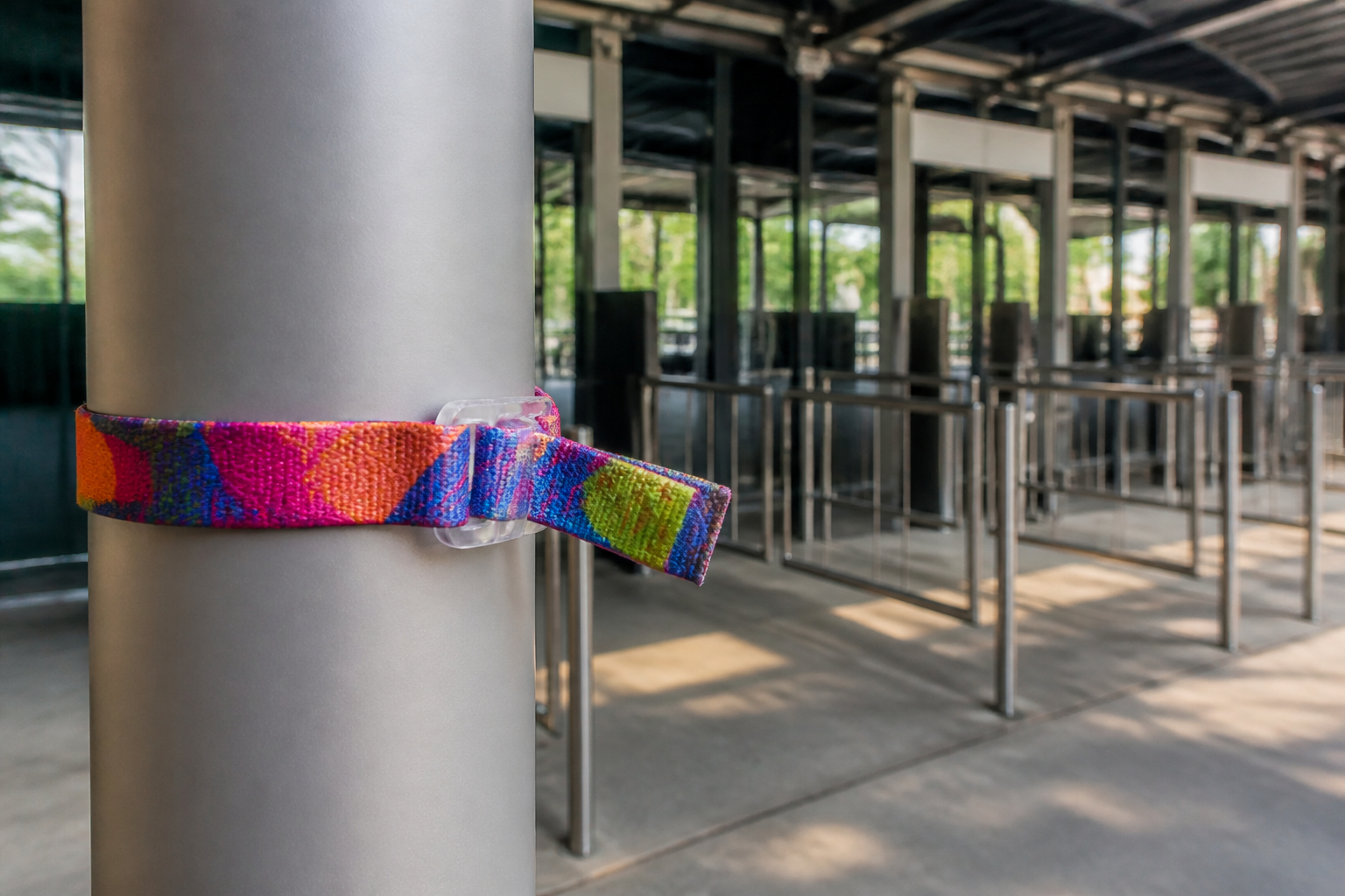 Mitarbeiter befestigt ein Event-Armband am Eingang
