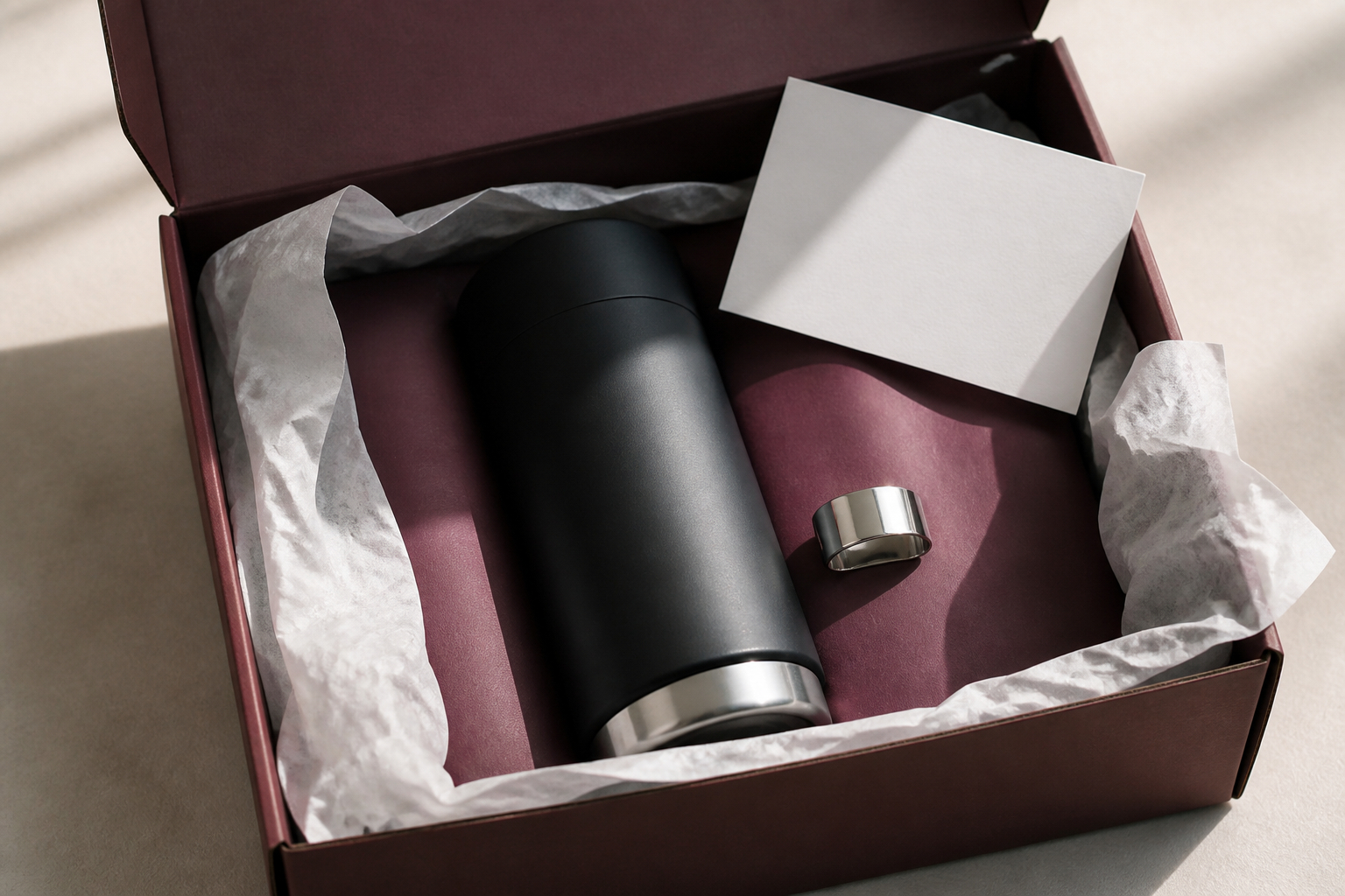 Farblich gestaltetes B2B-Unboxing mit Seidenpapier