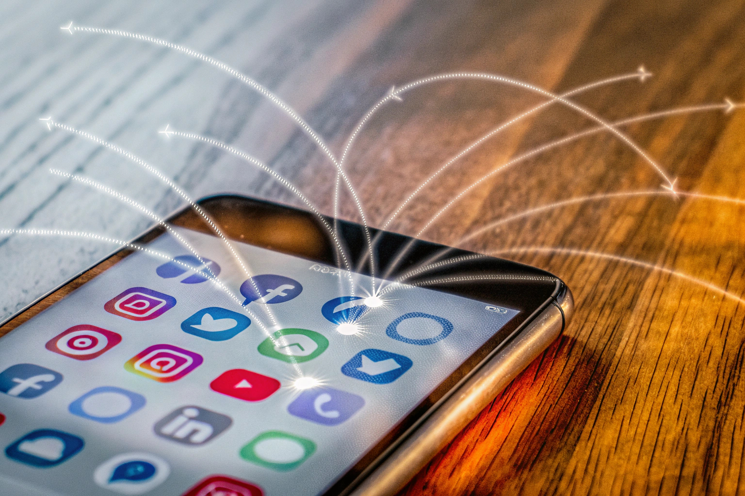 Smartphone mit Social Media Icons