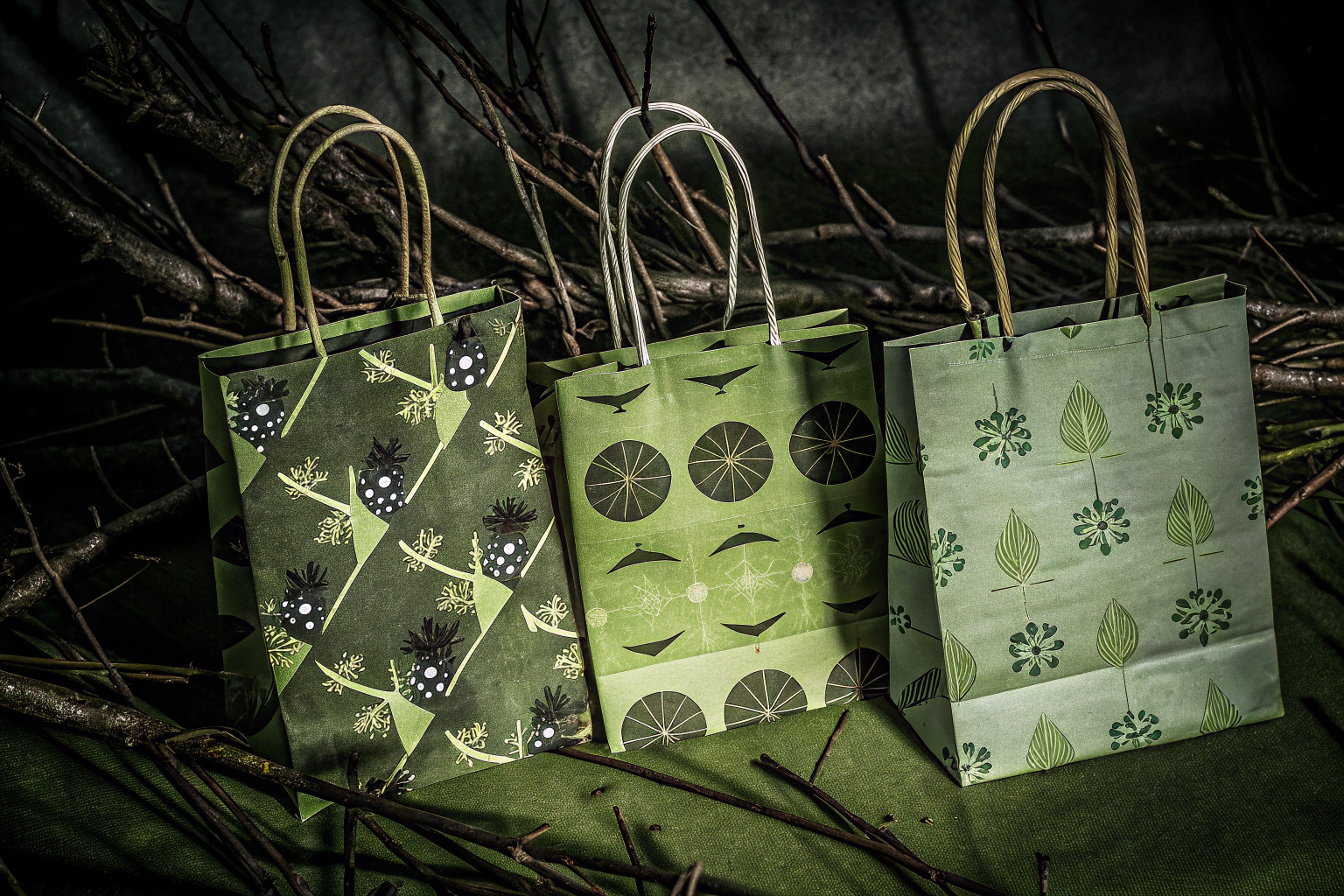 Braune Papiertüten mit Mustern