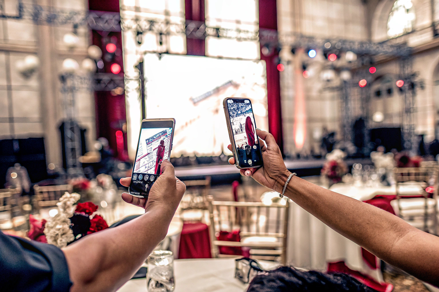 Event-Teilnehmer mit Smartphones